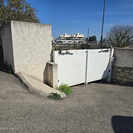 Casa de Férias Cozy 2 Bedroom House With Garden & Parking Nîmes