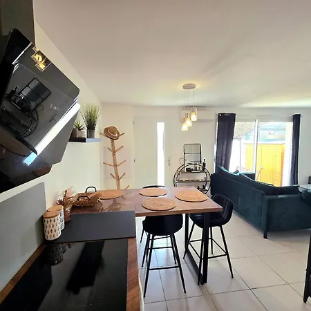 Cozy 2 Bedroom House With Garden & Parking Casa de Férias