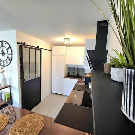 Cozy 2 Bedroom House With Garden & Parking 님