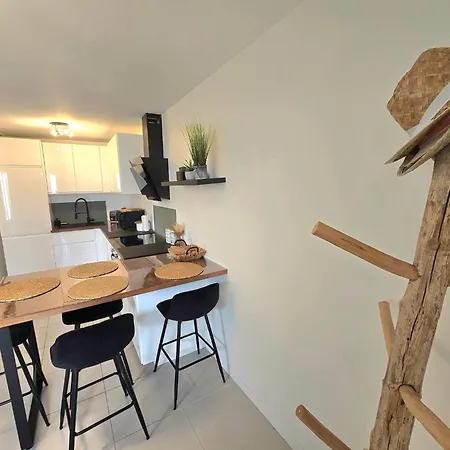 Casa de Férias Cozy 2 Bedroom House With Garden & Parking Nîmes