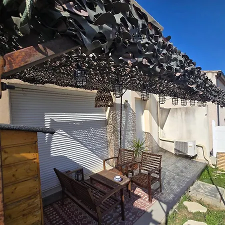 Casa de Férias Cozy 2 Bedroom House With Garden & Parking Nîmes