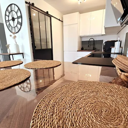 Cozy 2 Bedroom House With Garden & Parking *